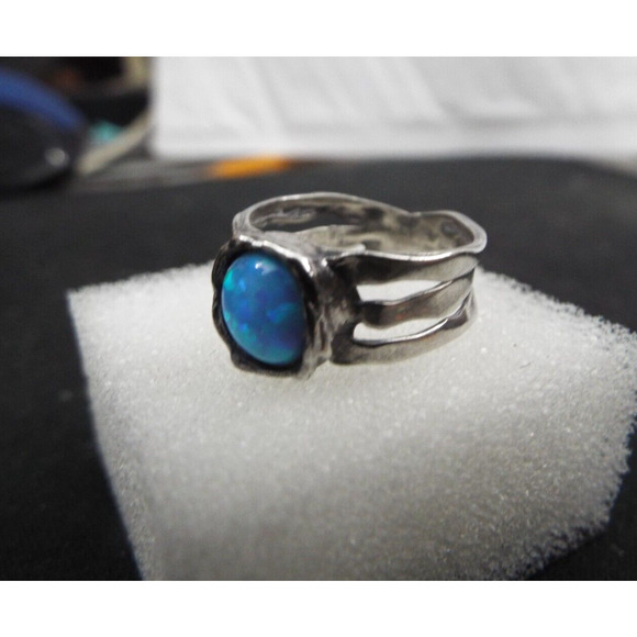 Vintage Sterling silver ring with fiery blue opal roughly 8mm 925 Size 7 ish - Picture 8 of 9